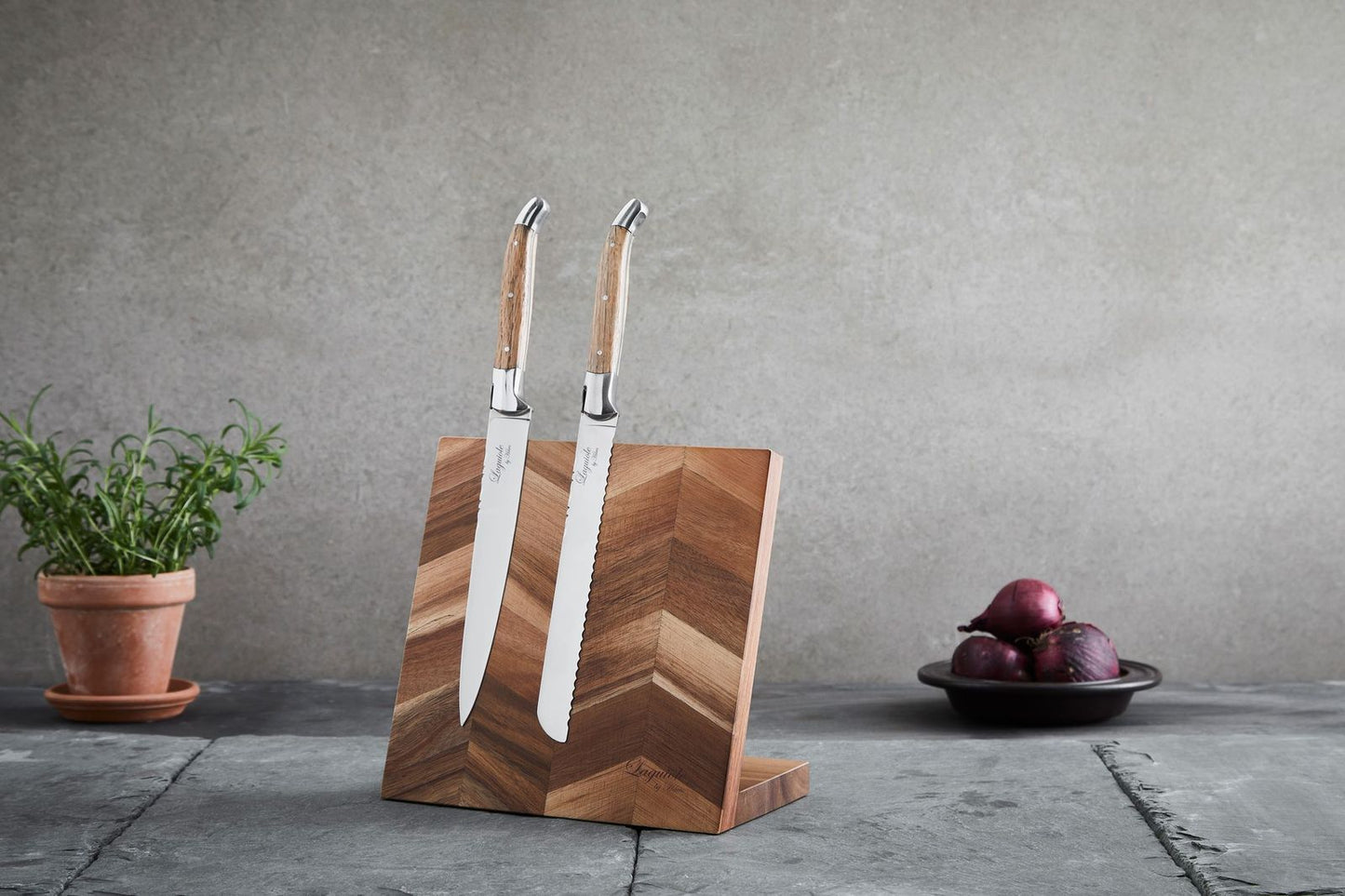 Laguiole by Hâws Magnectic knife holder 22.8x21.8x1,3 Acacia wood Herringbone style