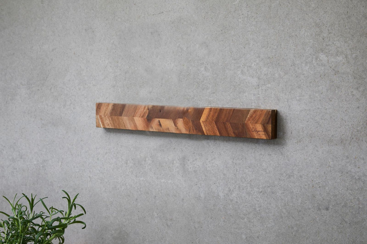 Laguiole by Hâws Magnectic Wall knife holder 40x5x2 Acacia wood Herringbone style