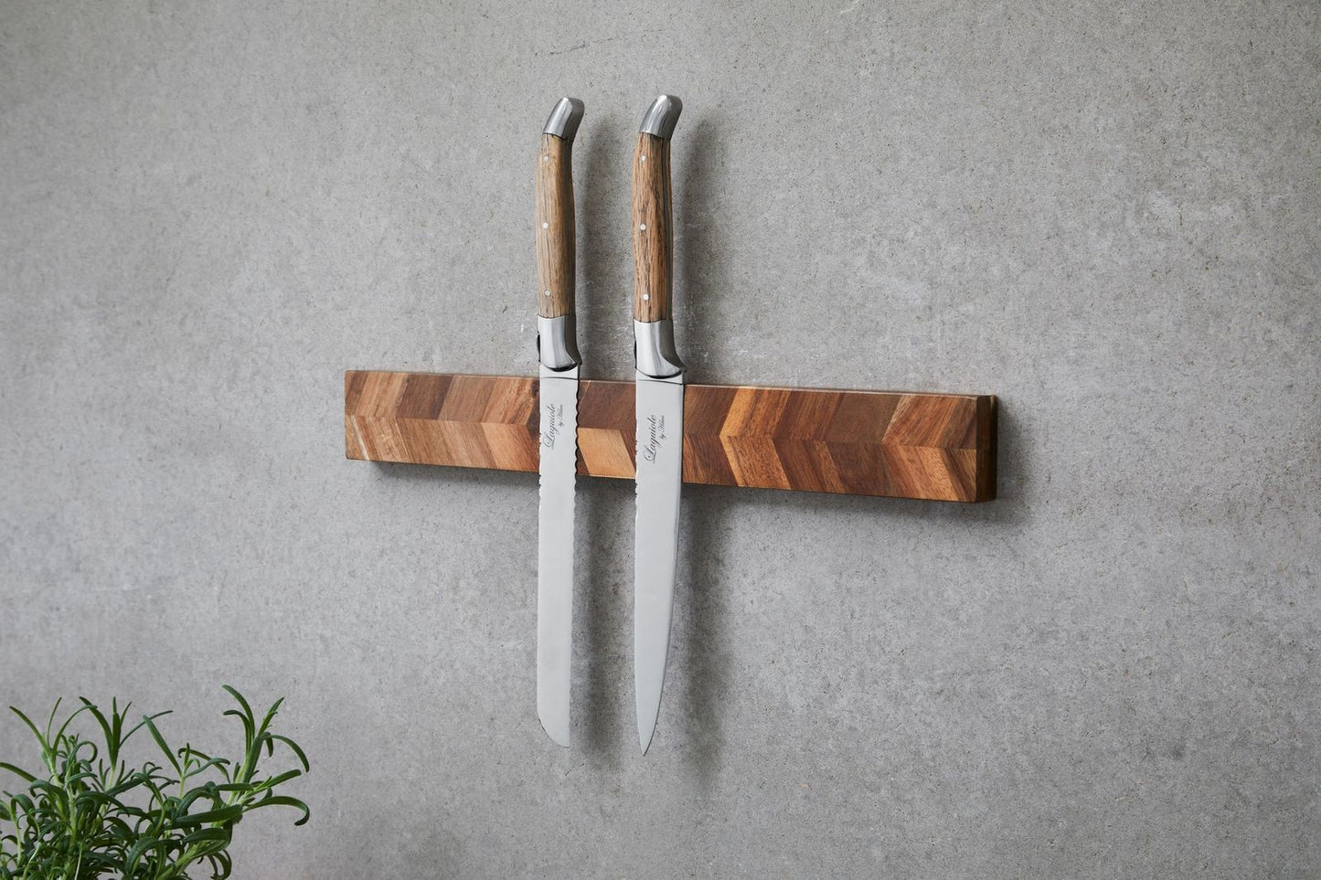 Laguiole by Hâws Magnectic Wall knife holder 40x5x2 Acacia wood Herringbone style