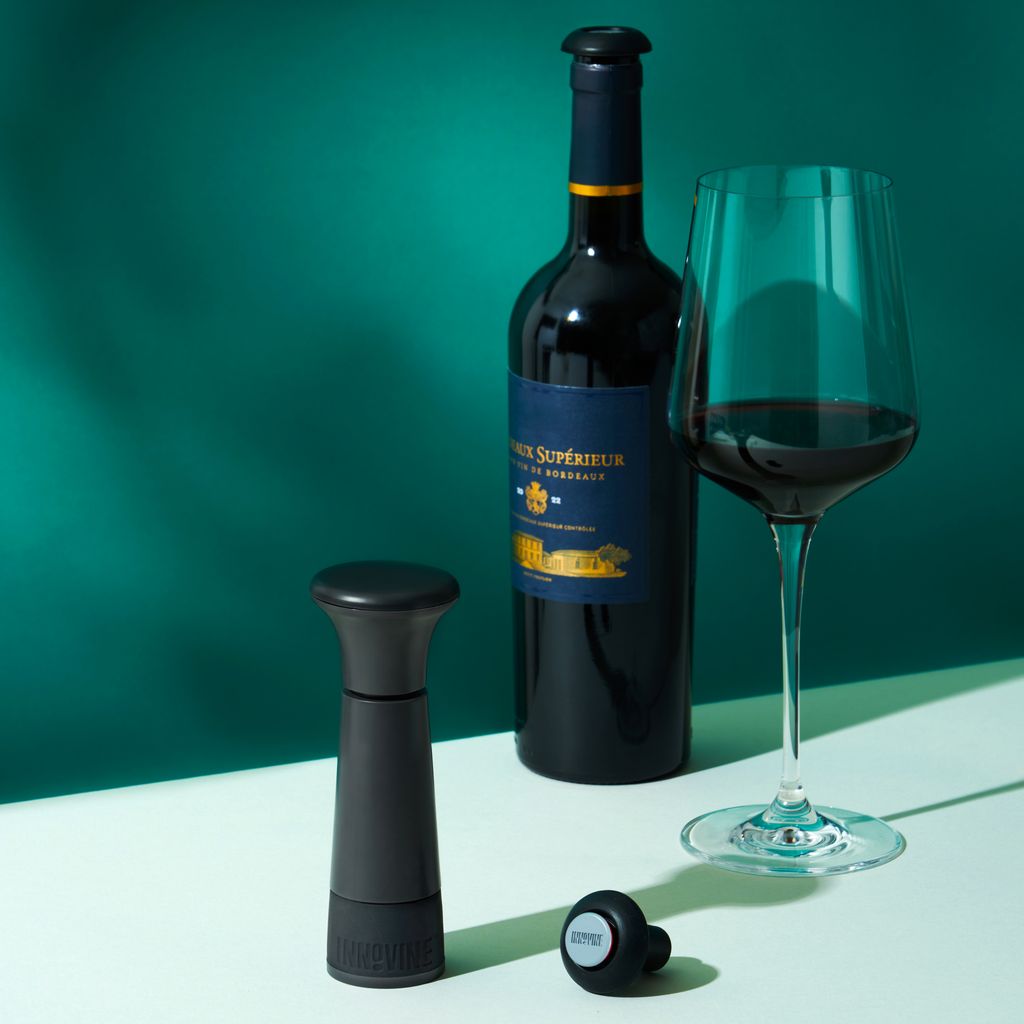 Innovine Vakuumpump Vin Grafit - Vinsparare med 2 Korkar